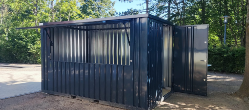 Barcontainer für Spielekisten im Pausenhof